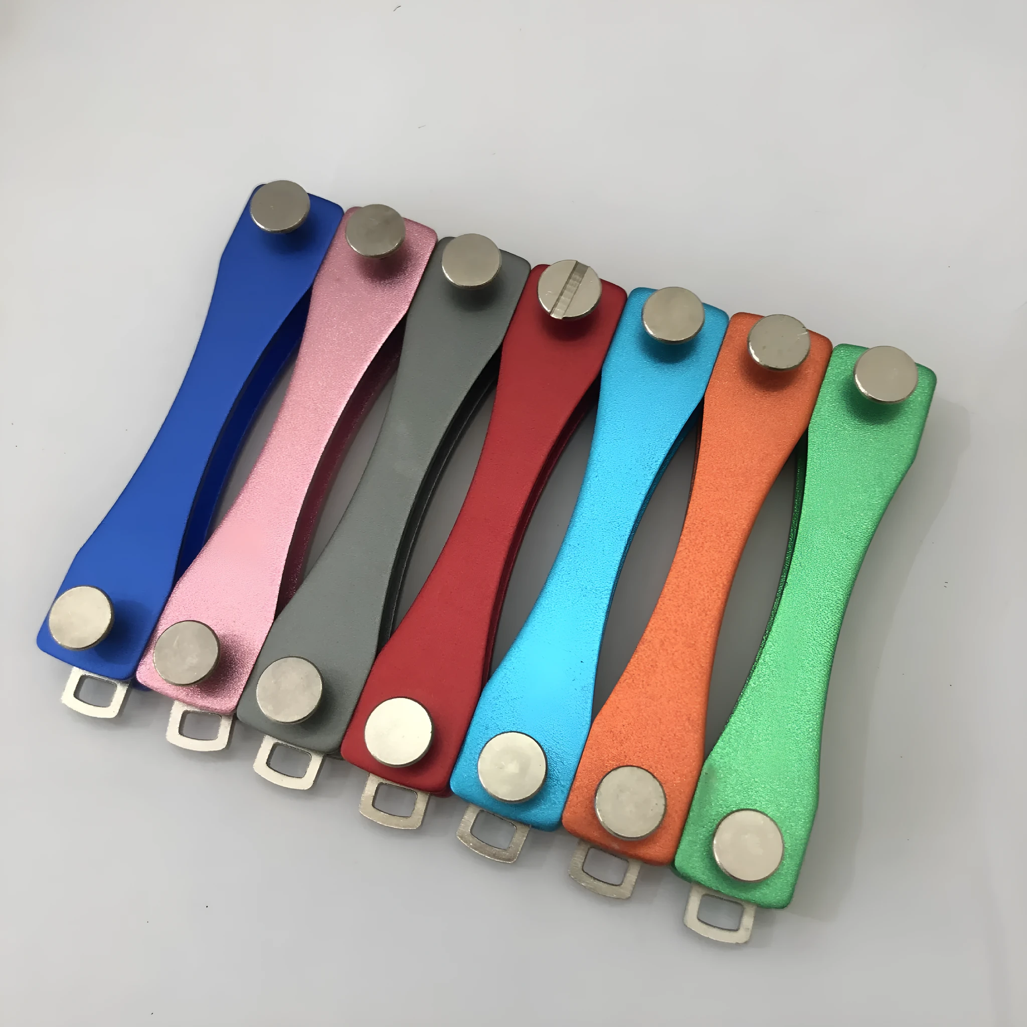 KEY SMART metal key clip in black aluminium alloy, 8.8cm long, showing keys attached to the compact holder
