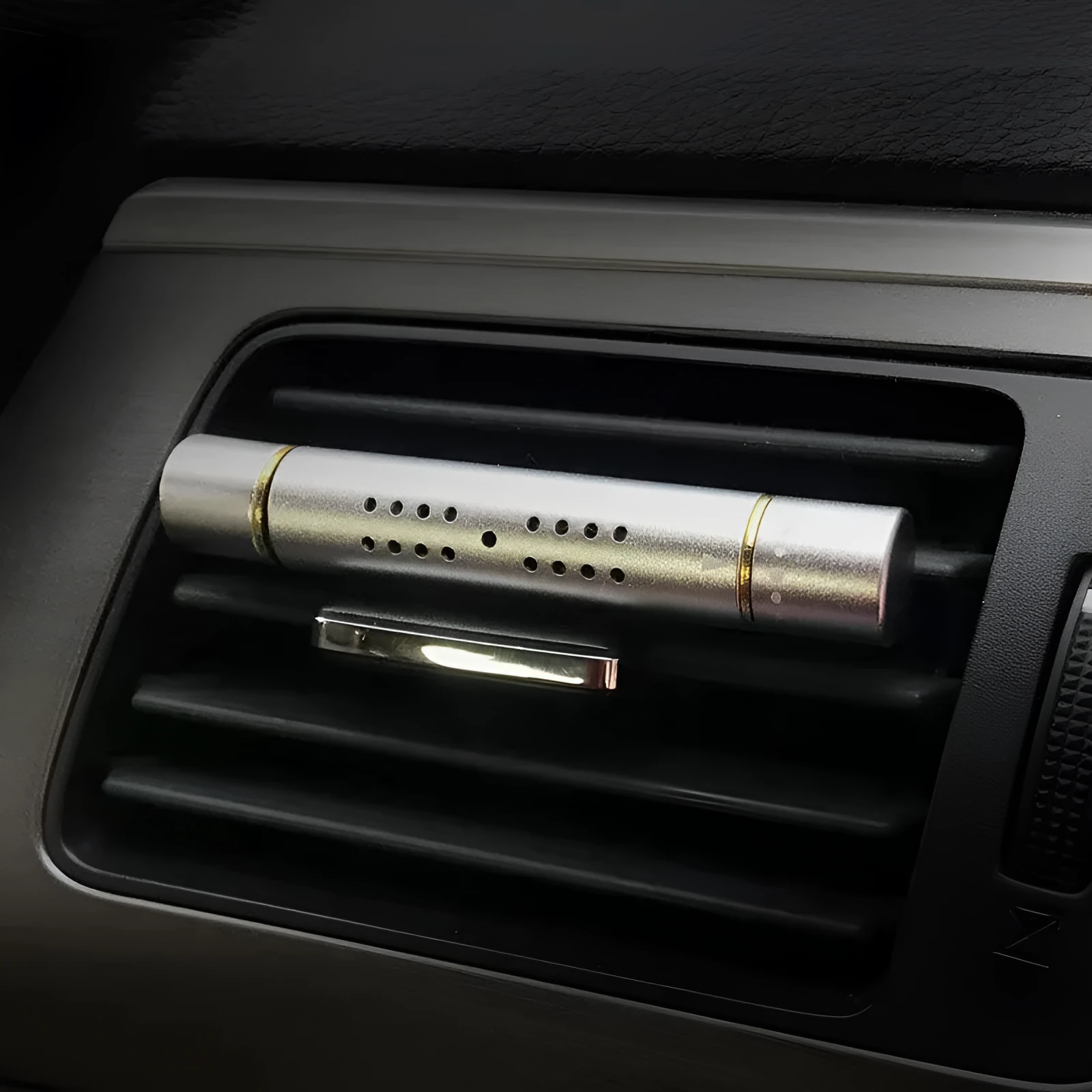 Creative metal car aromatherapy clip in black with five incense sticks