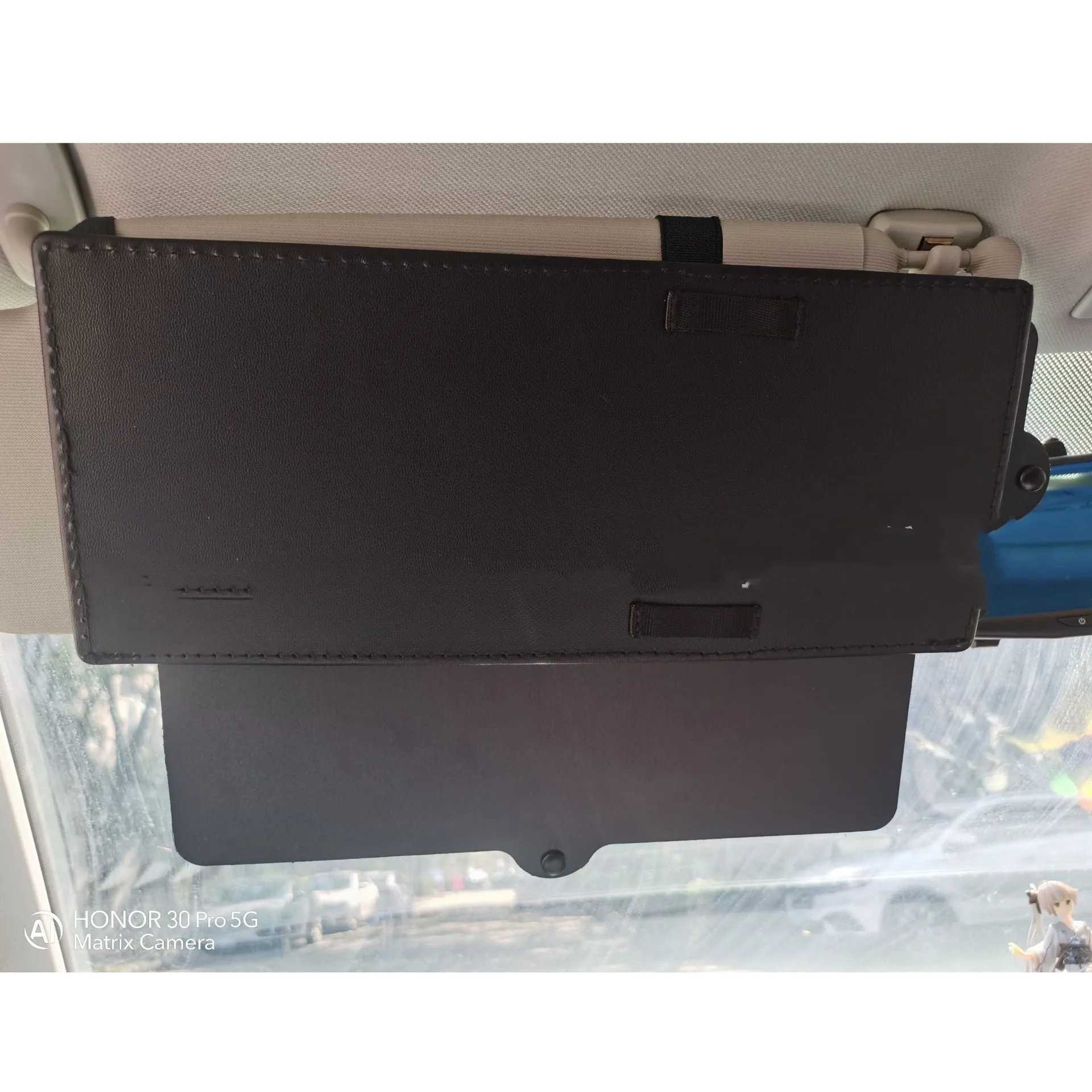 Portable retractable car sun visor in black PU leather, universal fit, 31cm width