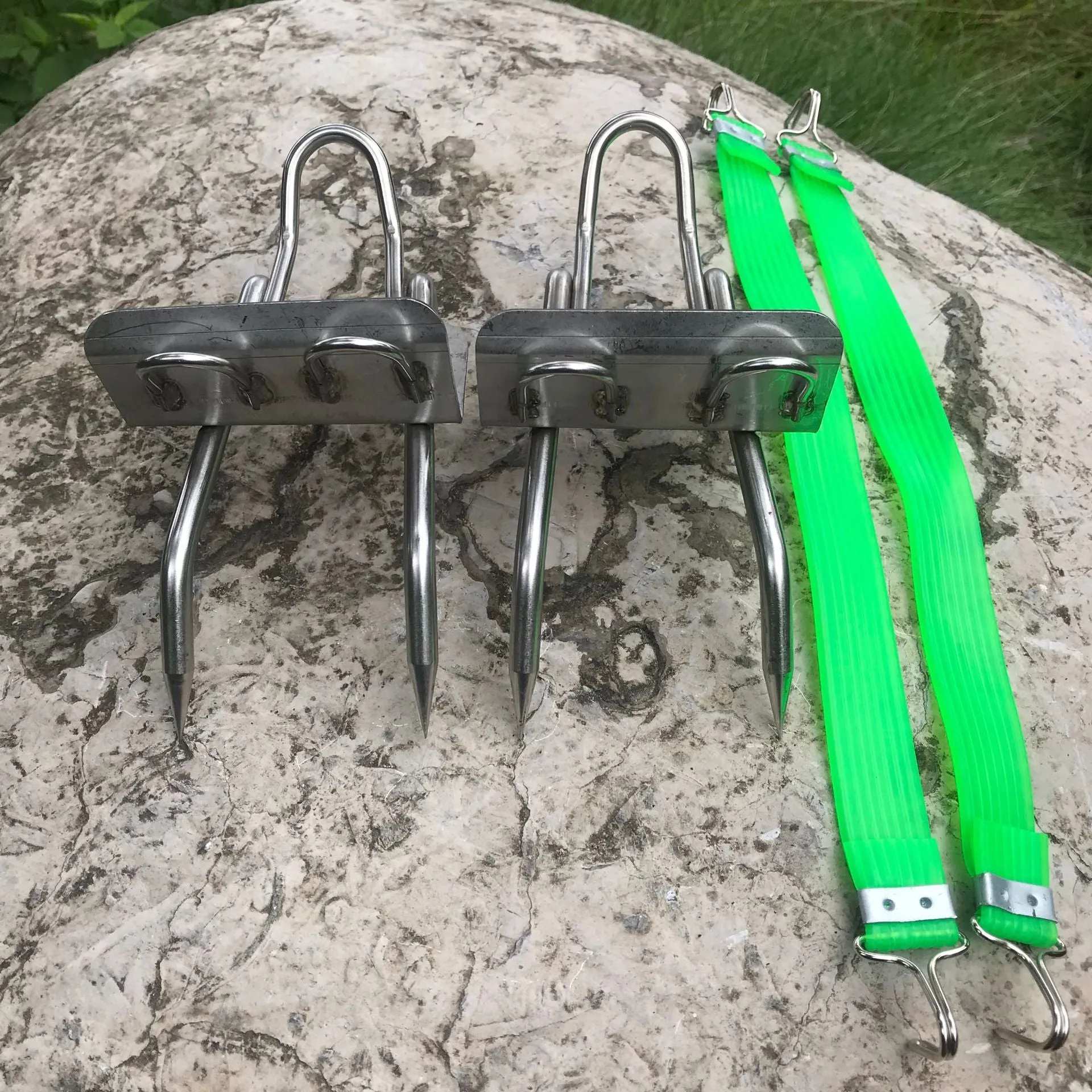 Tree climbing artifact non-slip feet in 304 stainless steel with sharp claws and fastening straps