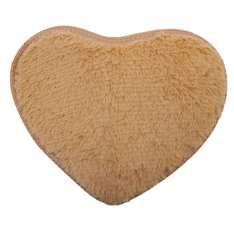 Heart-shaped polyester fibre floor mat in solid colour, size 60x70cm, on bedroom floor