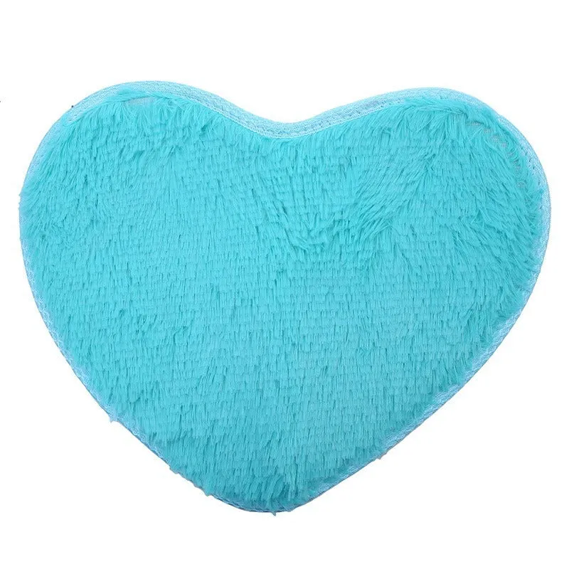 Heart-shaped polyester fibre floor mat in solid colour, size 60x70cm, on bedroom floor
