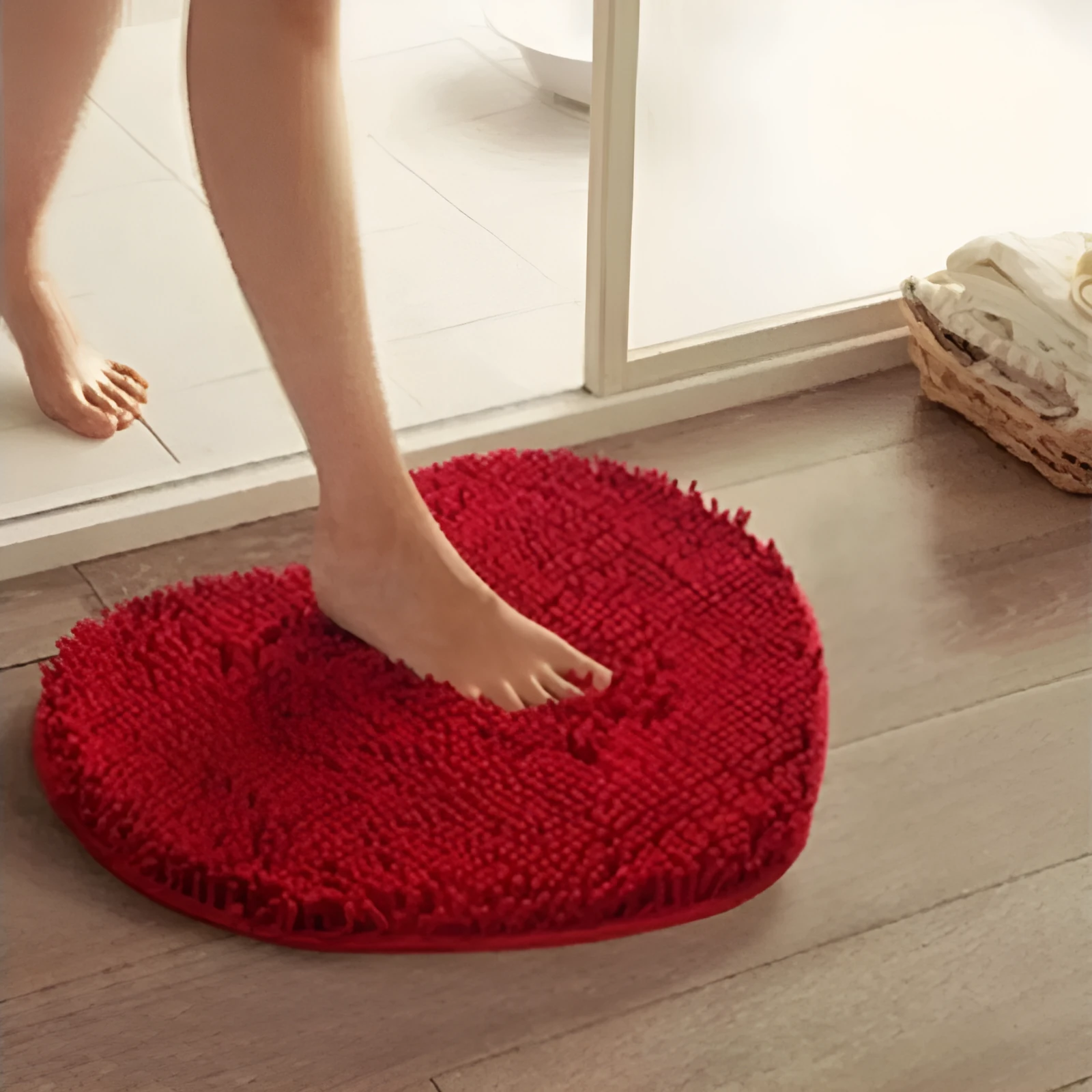 Heart-shaped polyester fibre floor mat in solid colour, size 60x70cm, on bedroom floor