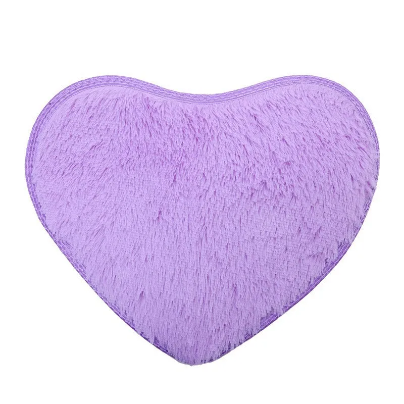 Heart-shaped polyester fibre floor mat in solid colour, size 60x70cm, on bedroom floor