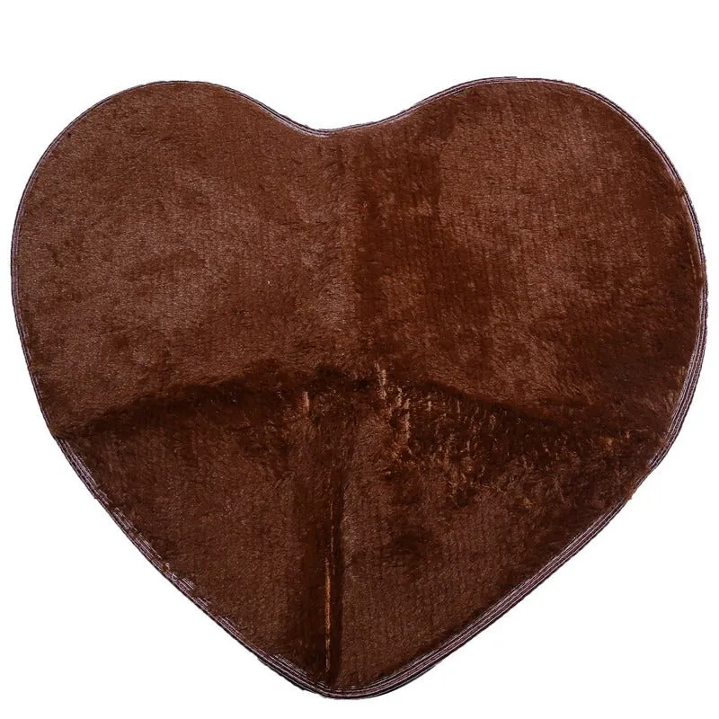 Heart-shaped polyester fibre floor mat in solid colour, size 60x70cm, on bedroom floor