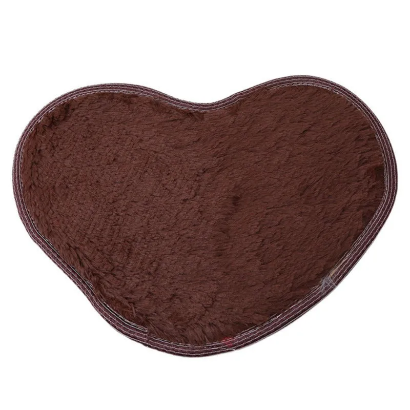Heart-shaped polyester fibre floor mat in solid colour, size 60x70cm, on bedroom floor