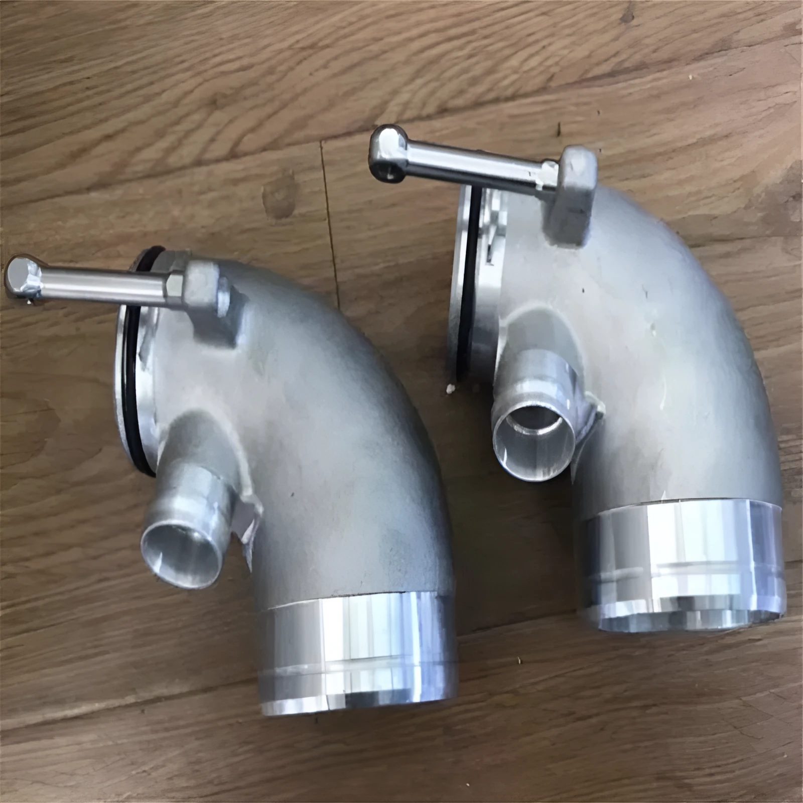 Aluminium alloy 90-degree turbo outlet elbow pipe for lateral engine mounting