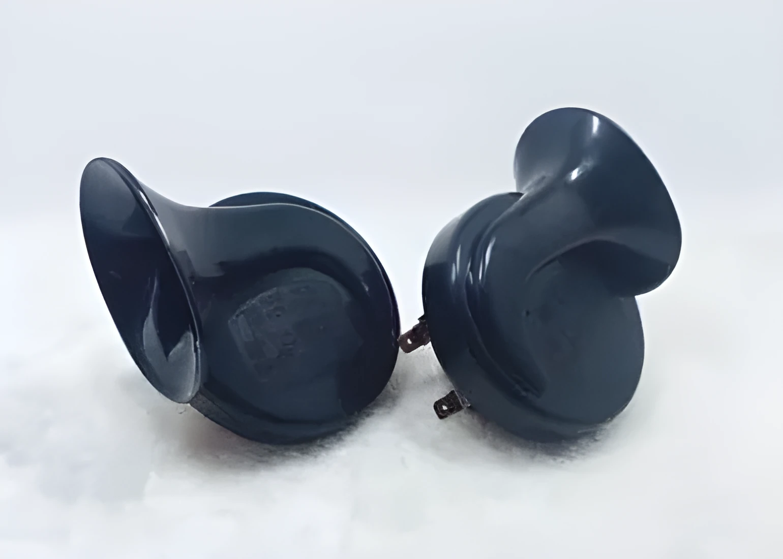 12V snail car horn 110dB two-tone high and low frequency electric horn in red and black with mounting brackets