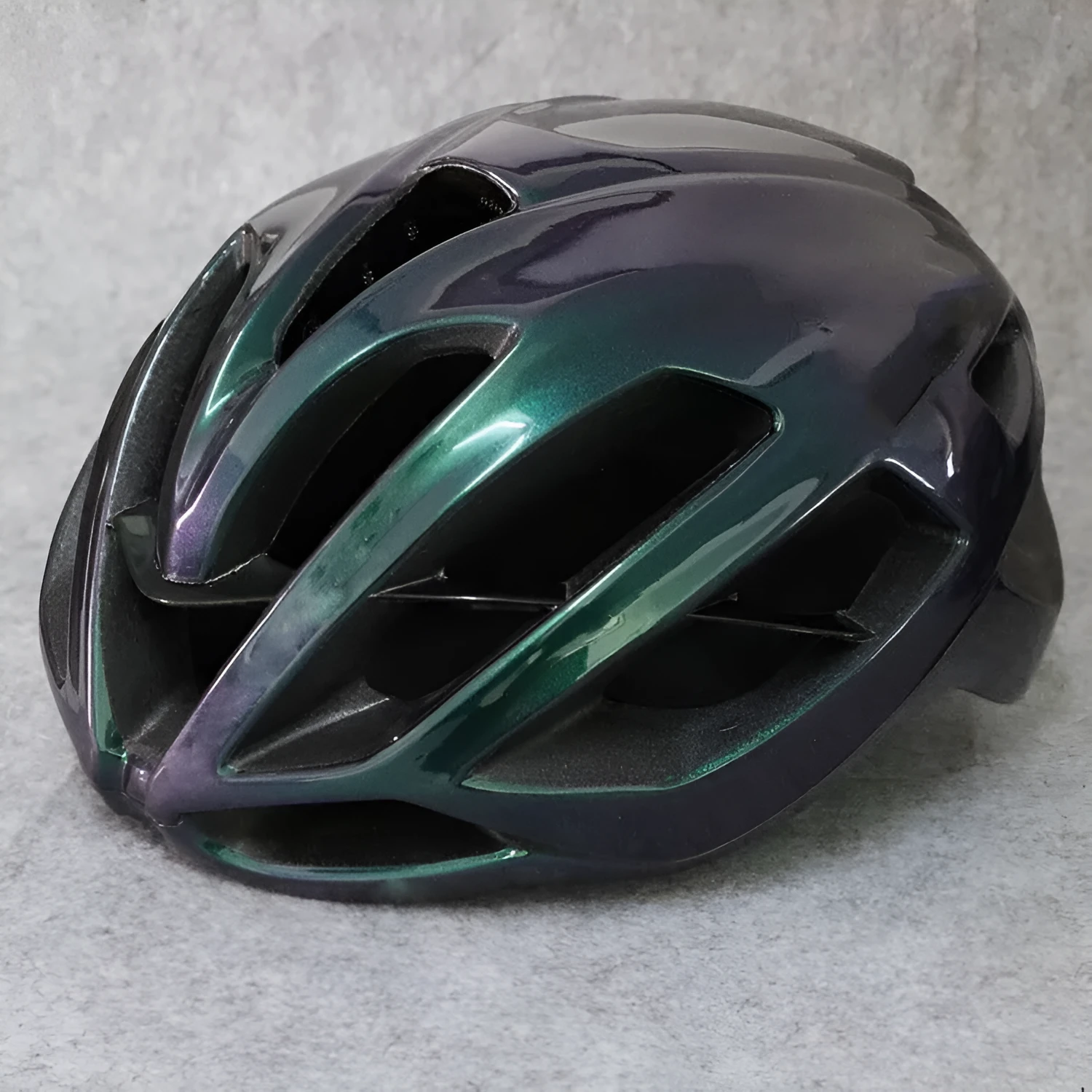 Sponge pad road and mountain bike helmet in adult sizes M and L with 16-20 vents, available in multiple colours