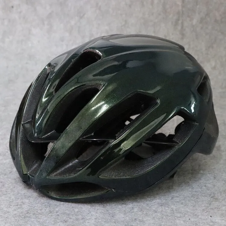 Sponge pad road and mountain bike helmet in adult sizes M and L with 16-20 vents, available in multiple colours