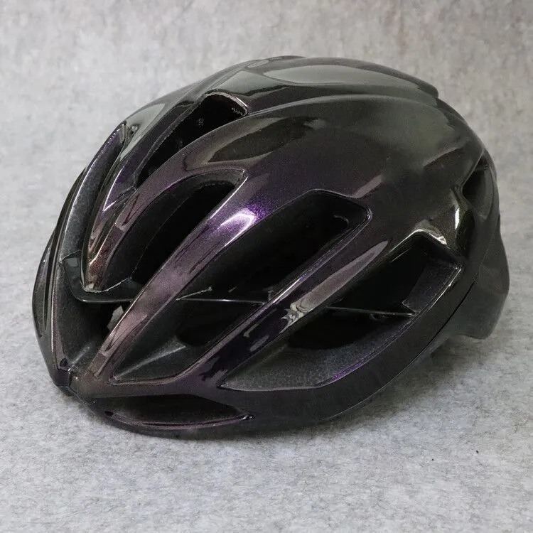 Sponge pad road and mountain bike helmet in adult sizes M and L with 16-20 vents, available in multiple colours