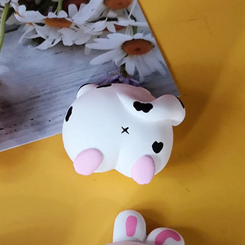 Car aromatherapy air outlet clip with diffuse stone holder, cute animal butt design, and 5 ml essential oil bottle