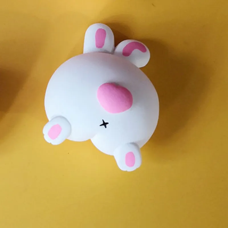 Car aromatherapy air outlet clip with diffuse stone holder, cute animal butt design, and 5 ml essential oil bottle
