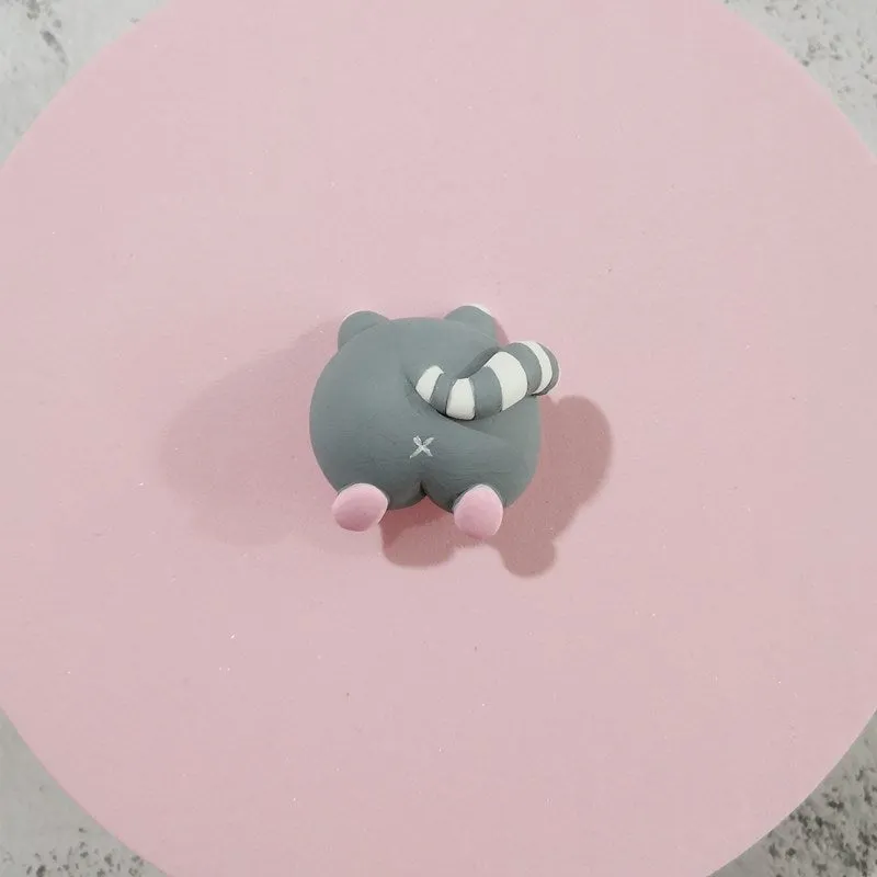 Car aromatherapy air outlet clip with diffuse stone holder, cute animal butt design, and 5 ml essential oil bottle