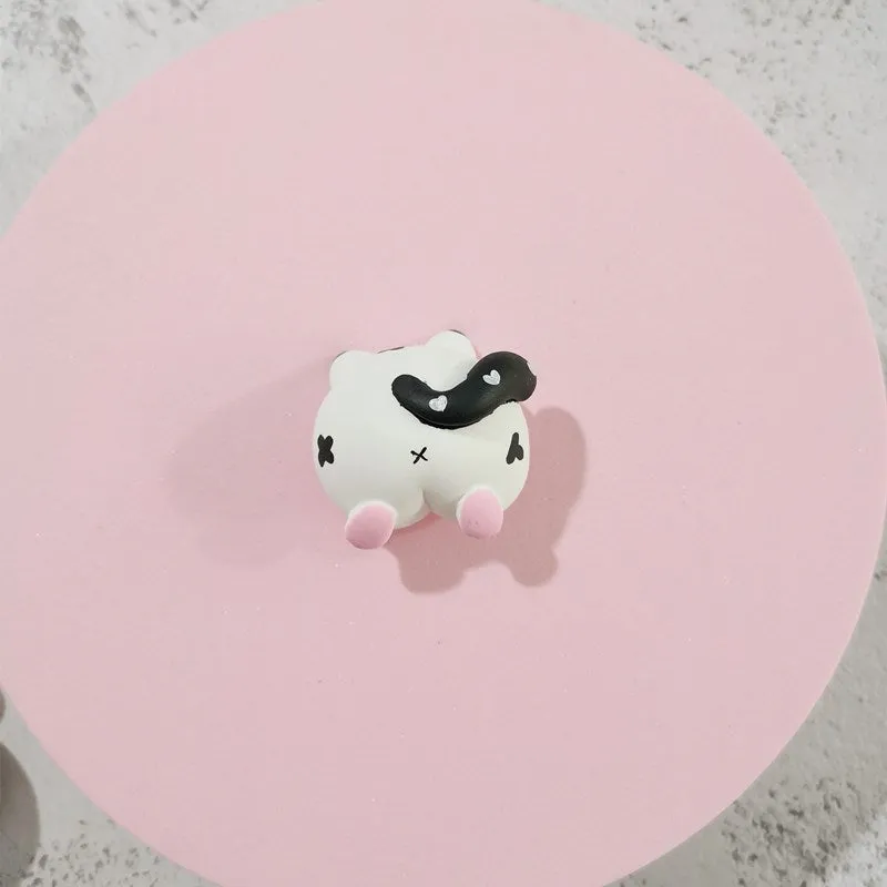 Car aromatherapy air outlet clip with diffuse stone holder, cute animal butt design, and 5 ml essential oil bottle