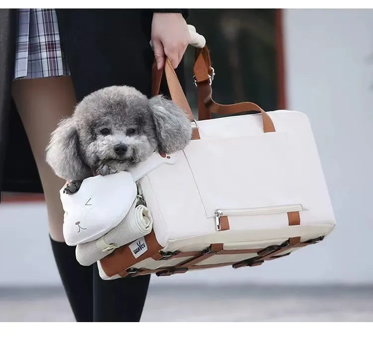 Beige hard-sided pet flight case with one shoulder strap, dimensions 43x25x22.5cm.