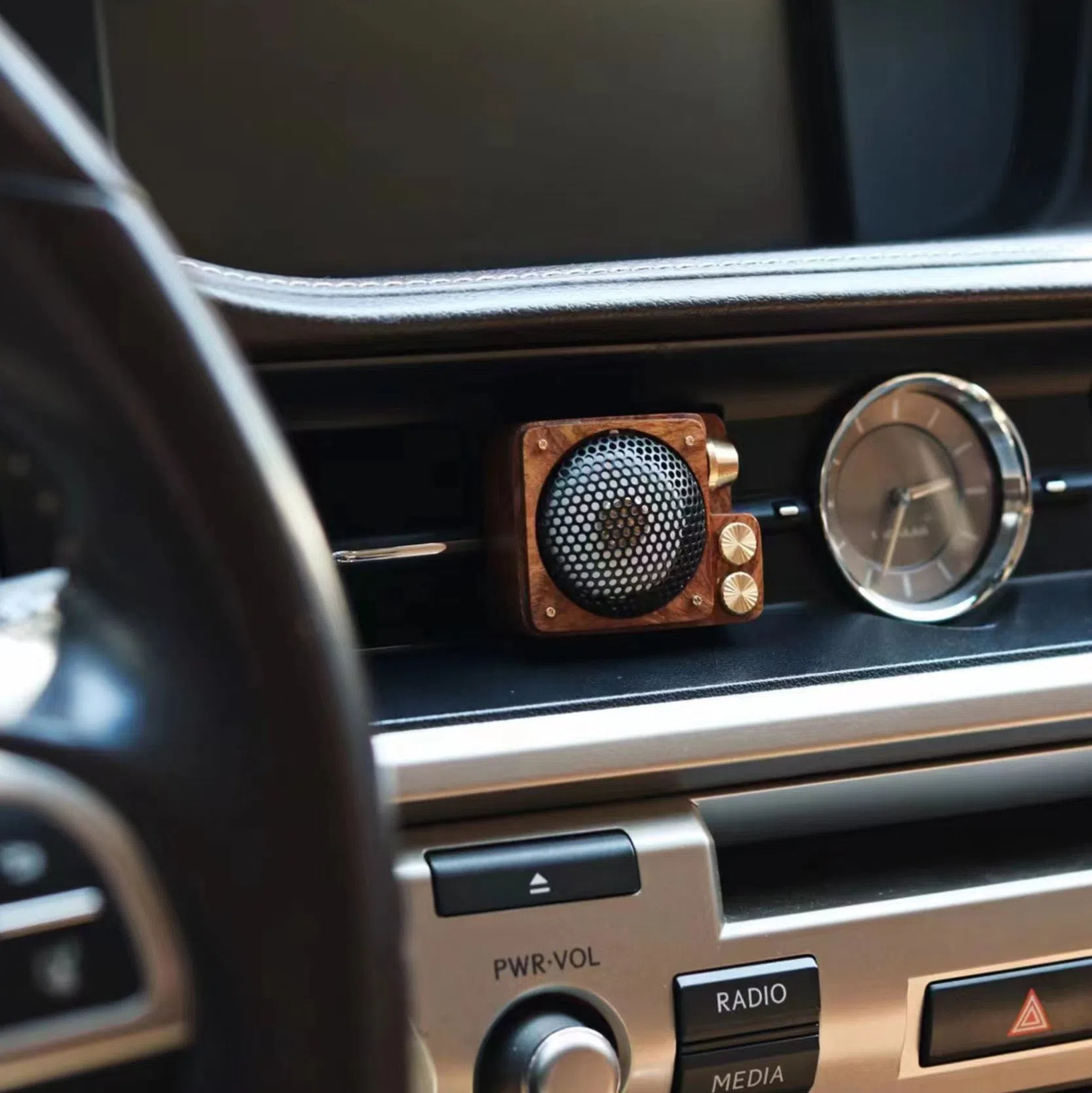 Retro record player car aromatherapy ornament with long-lasting light perfume for vehicle interior décor