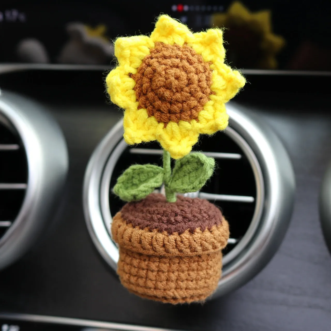 Car air vent clip-on aromatherapy diffuser with wool potted plant design measuring 4 by 8 centimetres