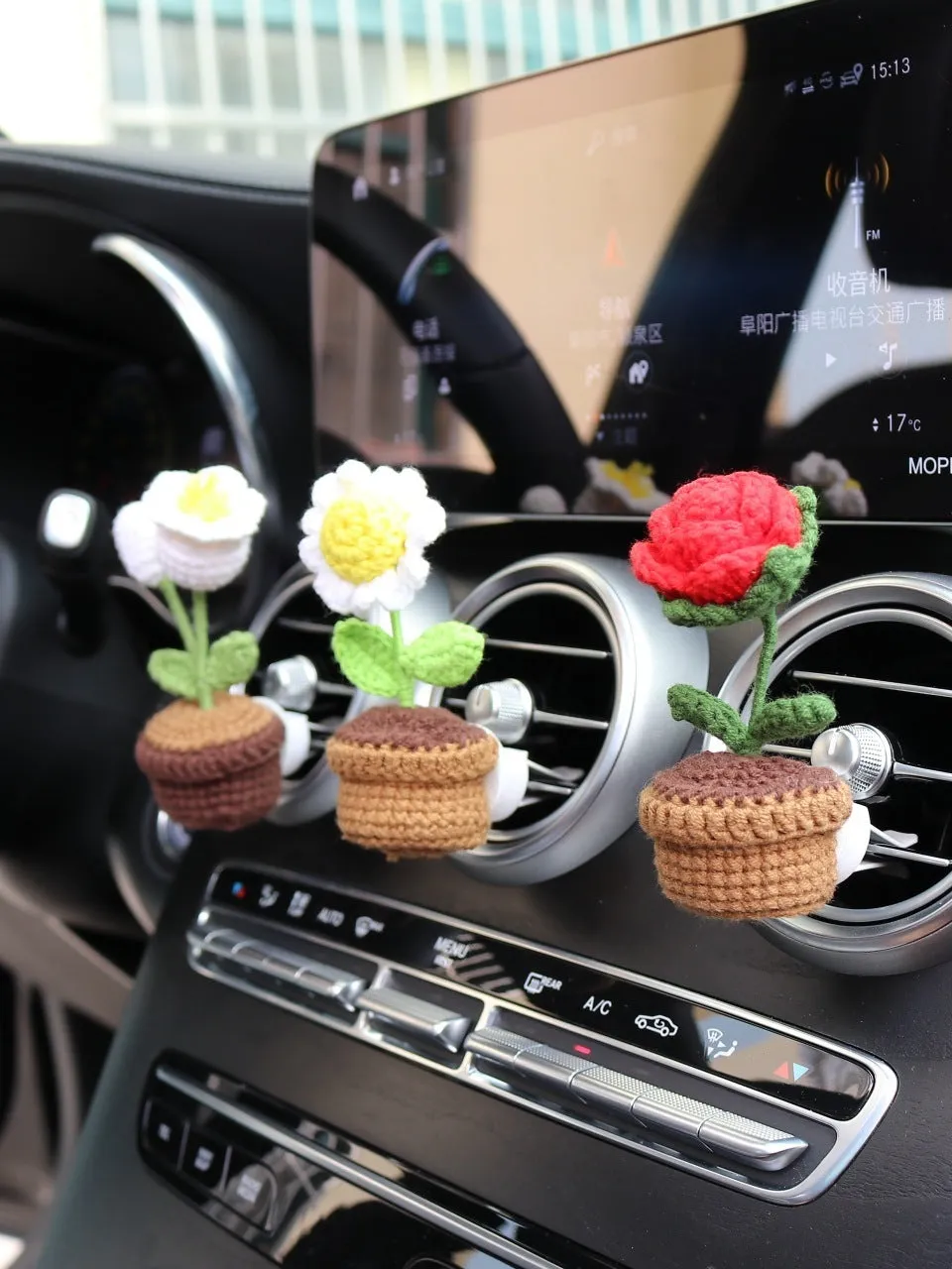 Car air vent clip-on aromatherapy diffuser with wool potted plant design measuring 4 by 8 centimetres