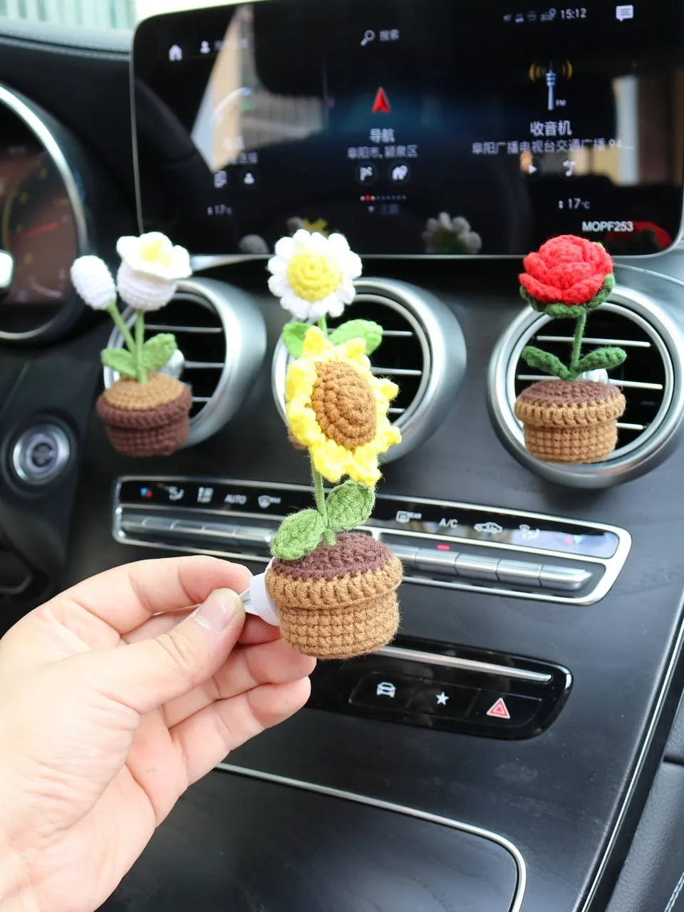 Car air vent clip-on aromatherapy diffuser with wool potted plant design measuring 4 by 8 centimetres