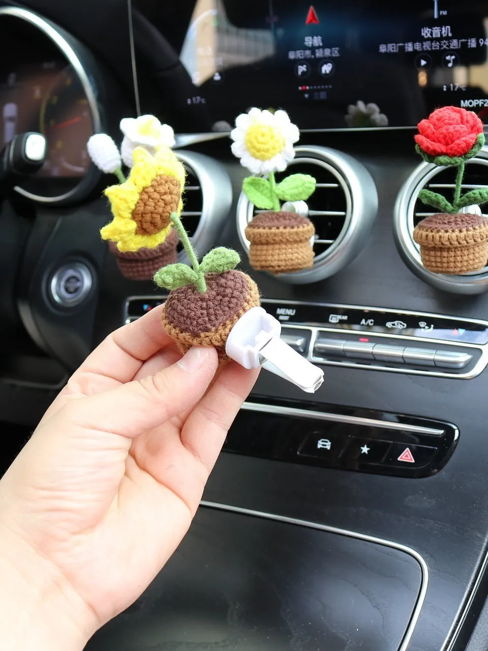 Car air vent clip-on aromatherapy diffuser with wool potted plant design measuring 4 by 8 centimetres