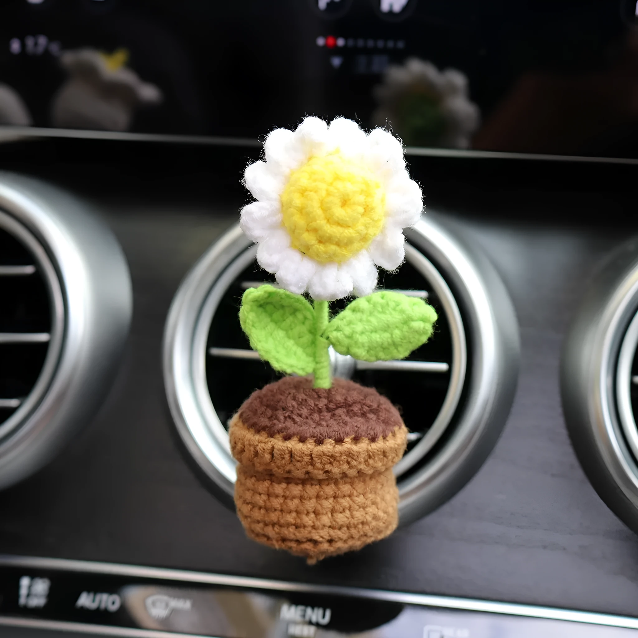 Car air vent clip-on aromatherapy diffuser with wool potted plant design measuring 4 by 8 centimetres