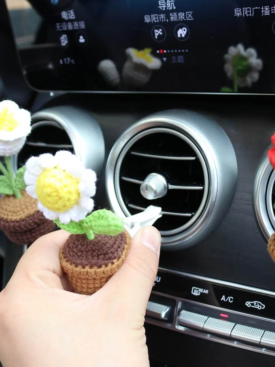 Car air vent clip-on aromatherapy diffuser with wool potted plant design measuring 4 by 8 centimetres