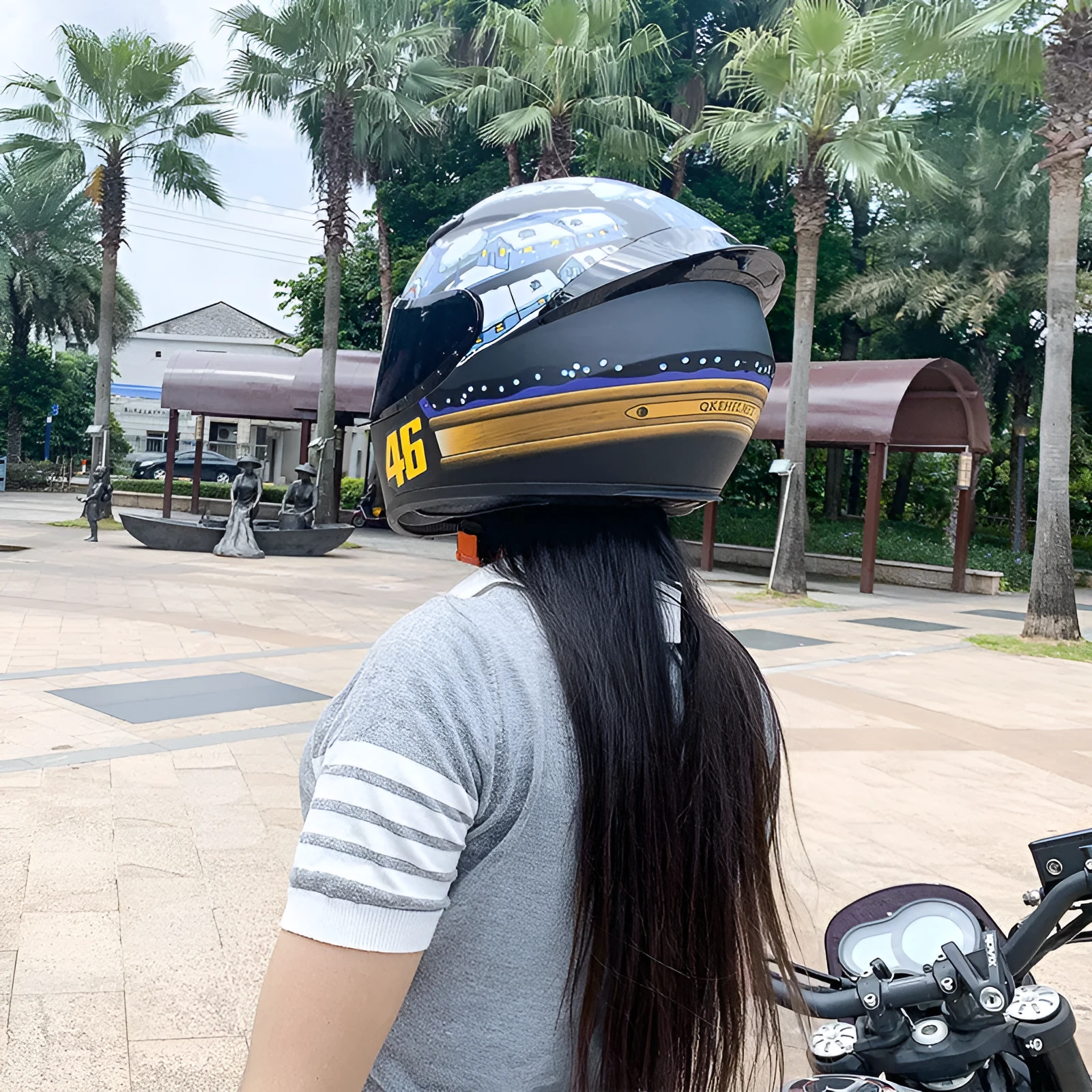 ABS motorcycle helmet for electric vehicles in grey and yellow colour options showing six available sizes