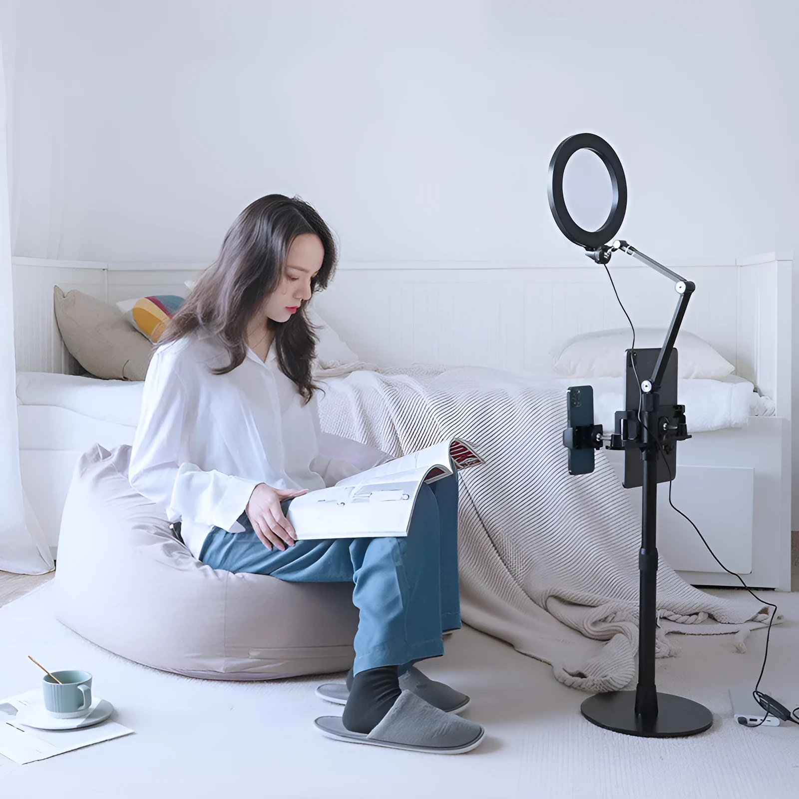 Black aluminium alloy mobile phone tablet stand with built-in fill light for vertical floor shooting
