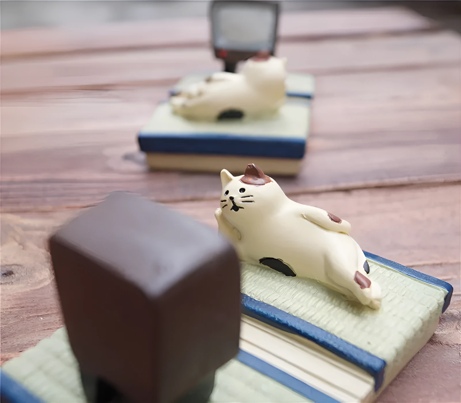 Hand-painted resin cat mobile phone holder in black cat TV design with slot for phone