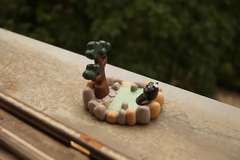 Hand-painted resin cat mobile phone holder in black cat TV design with slot for phone