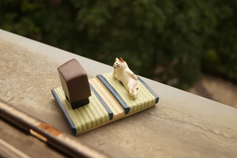 Hand-painted resin cat mobile phone holder in black cat TV design with slot for phone