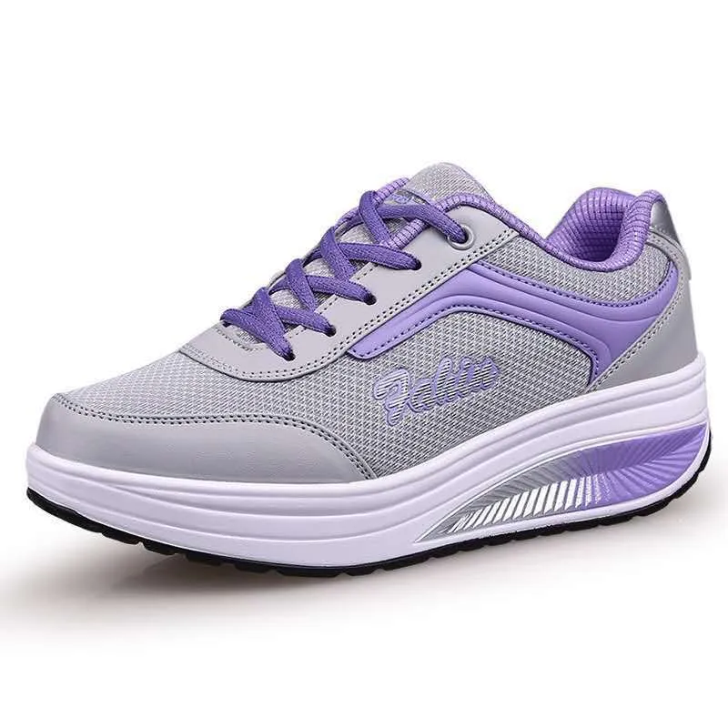 Women's black heelless sports shoes with a medium 3-5cm heel on a white background.