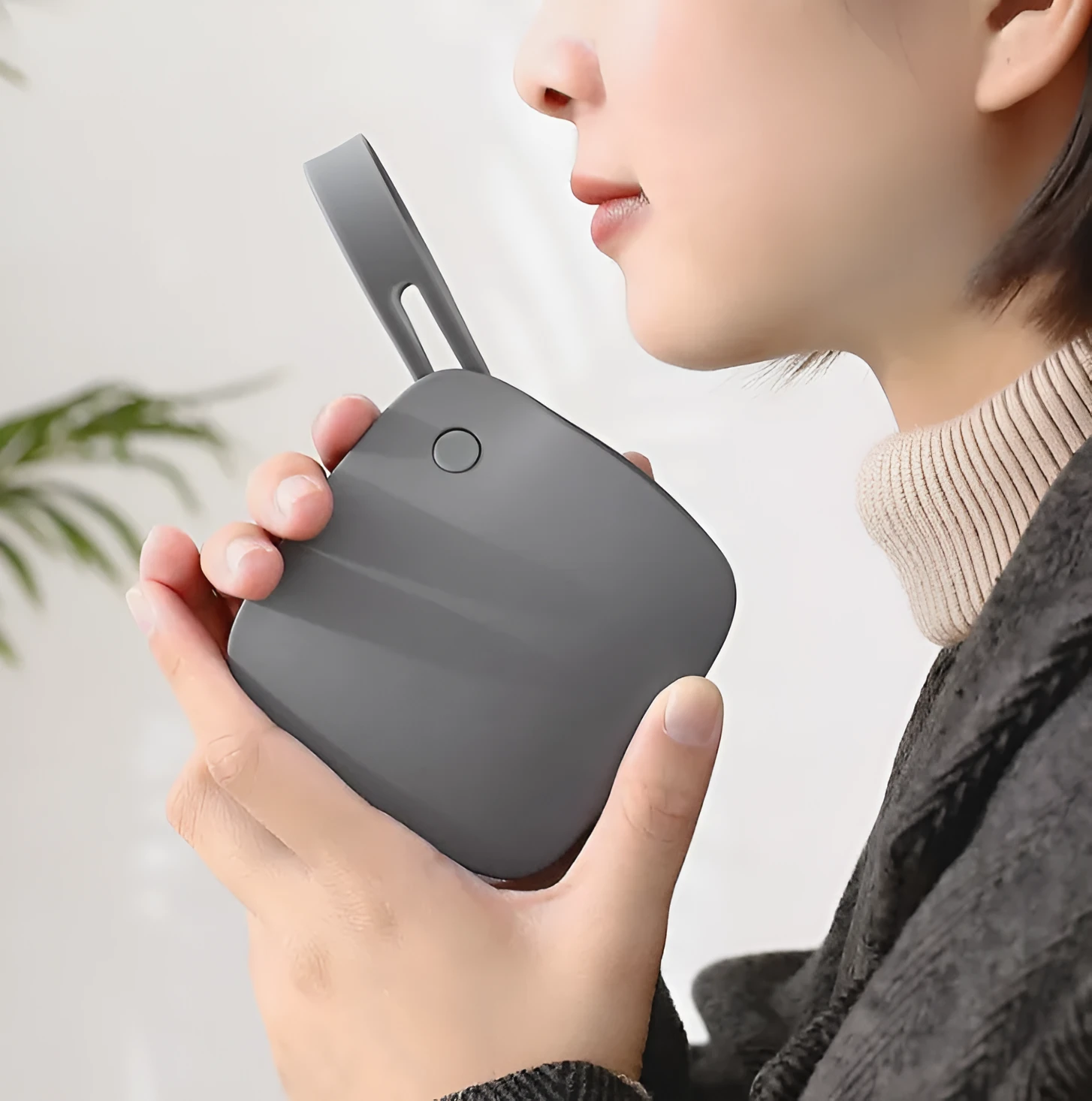 Streamer Mobile Power Hand Warmer in black with double-sided heating and battery display