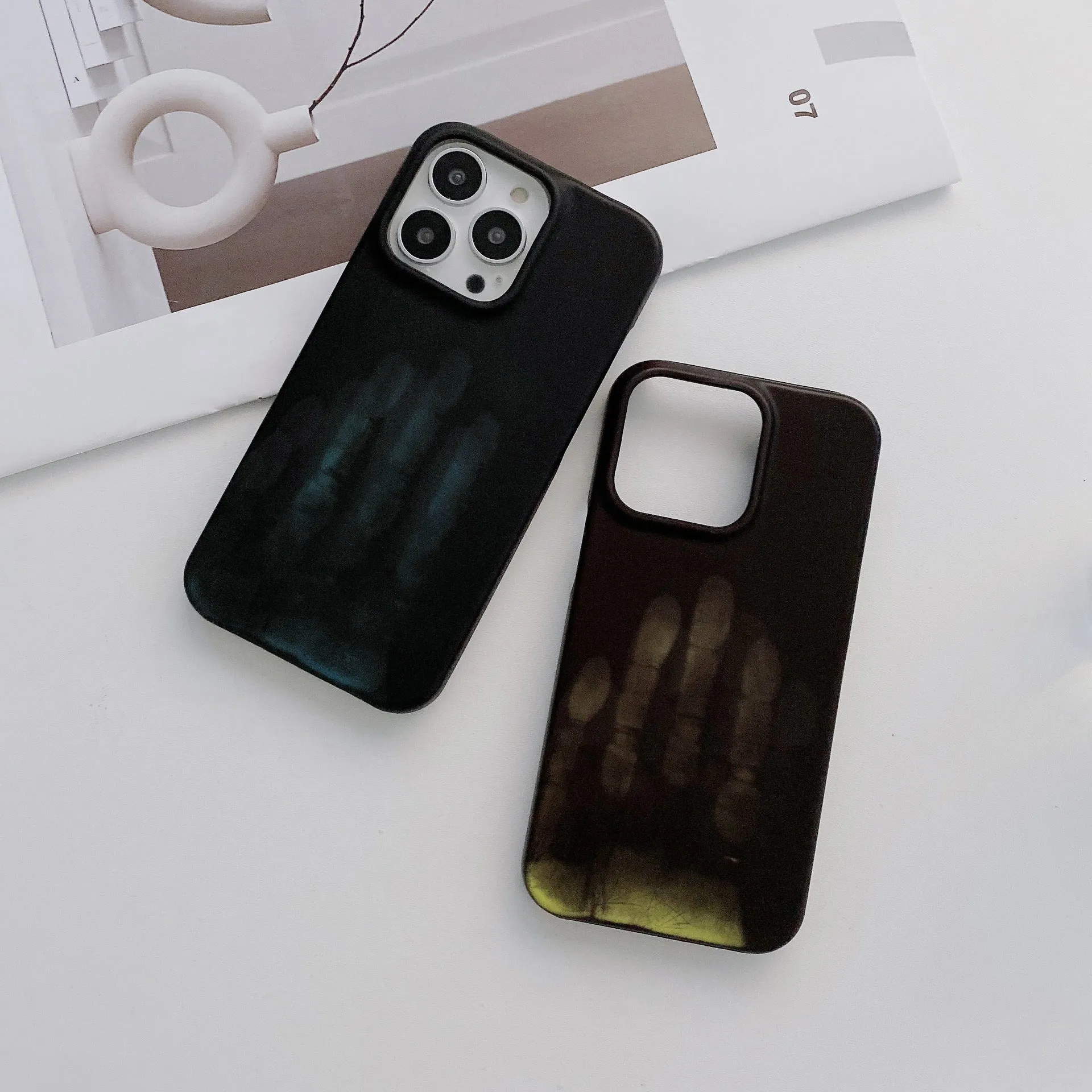 Heat-sensitive colour-changing PC phone case for iPhone with inner velvet half-wrap, red to orange transition