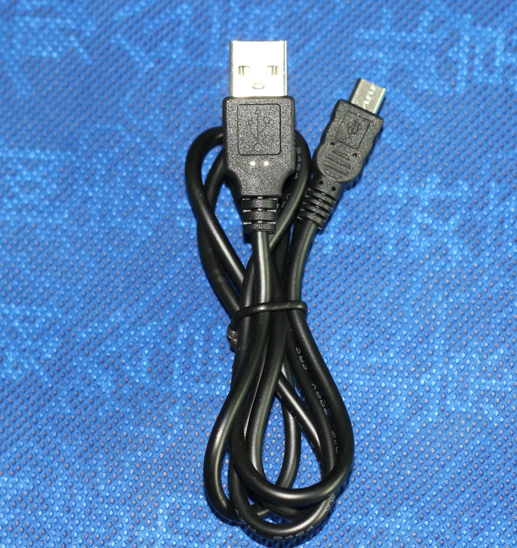 Elbow USB data cable with angled connector in Mini 5P and Micro 5P types Black and White