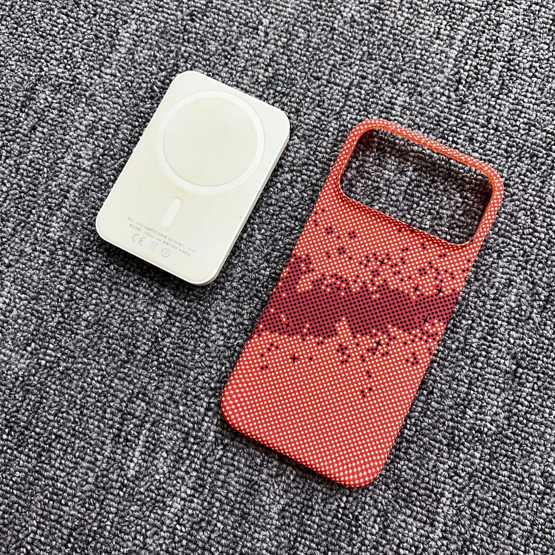 Carbon fiber kevlar magnetic gradient phone case for iPhone 17 Pro Max with plaid pattern in Sunset Gold.