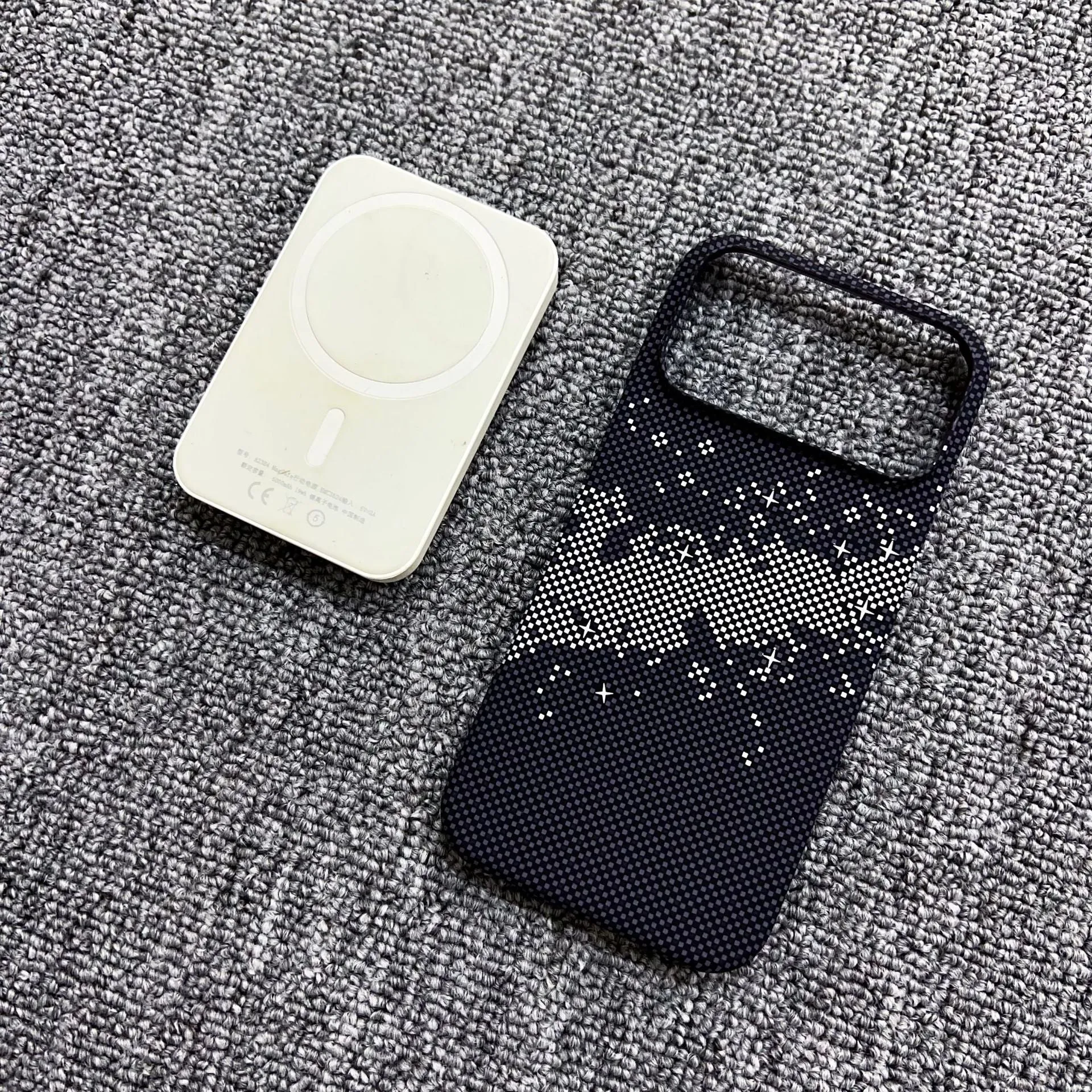 Carbon fiber kevlar magnetic gradient phone case for iPhone 17 Pro Max with plaid pattern in Sunset Gold.