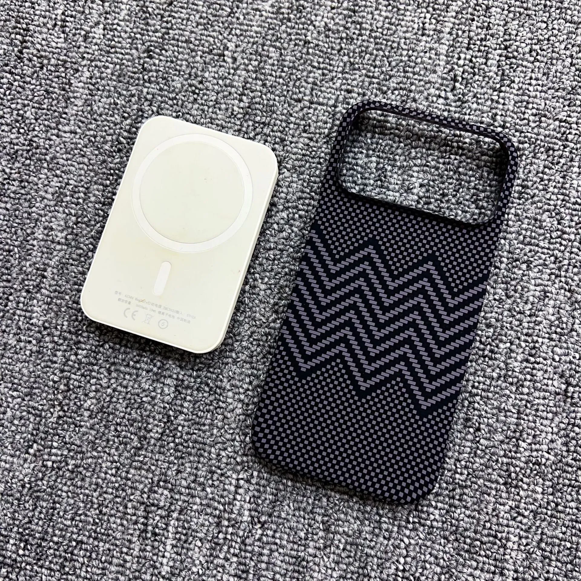 Carbon fiber kevlar magnetic gradient phone case for iPhone 17 Pro Max with plaid pattern in Sunset Gold.