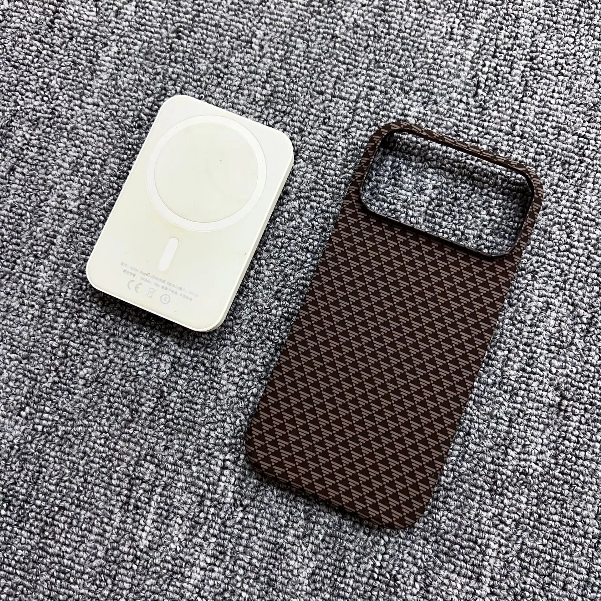 Carbon fiber kevlar magnetic gradient phone case for iPhone 17 Pro Max with plaid pattern in Sunset Gold.
