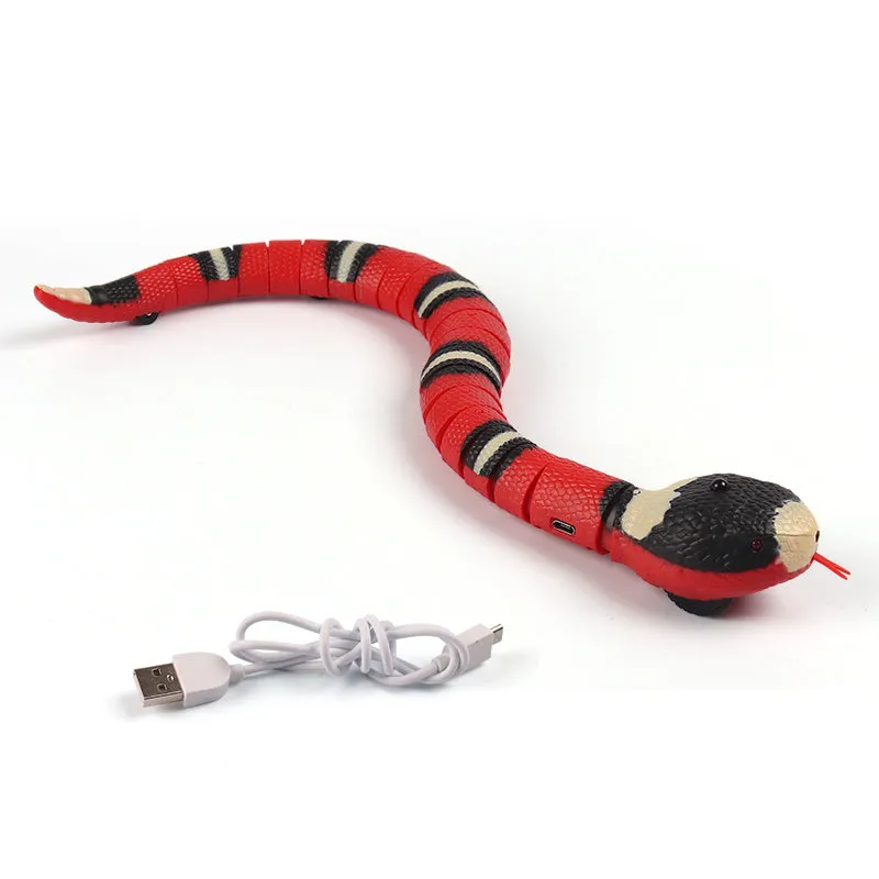 Smart sensing automatic snake cat toy with USB charging port and realistic 3D cobra design