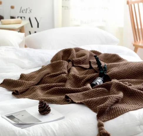 Nordic fringed knit ball blanket in acrylic fabric measuring 130×170cm