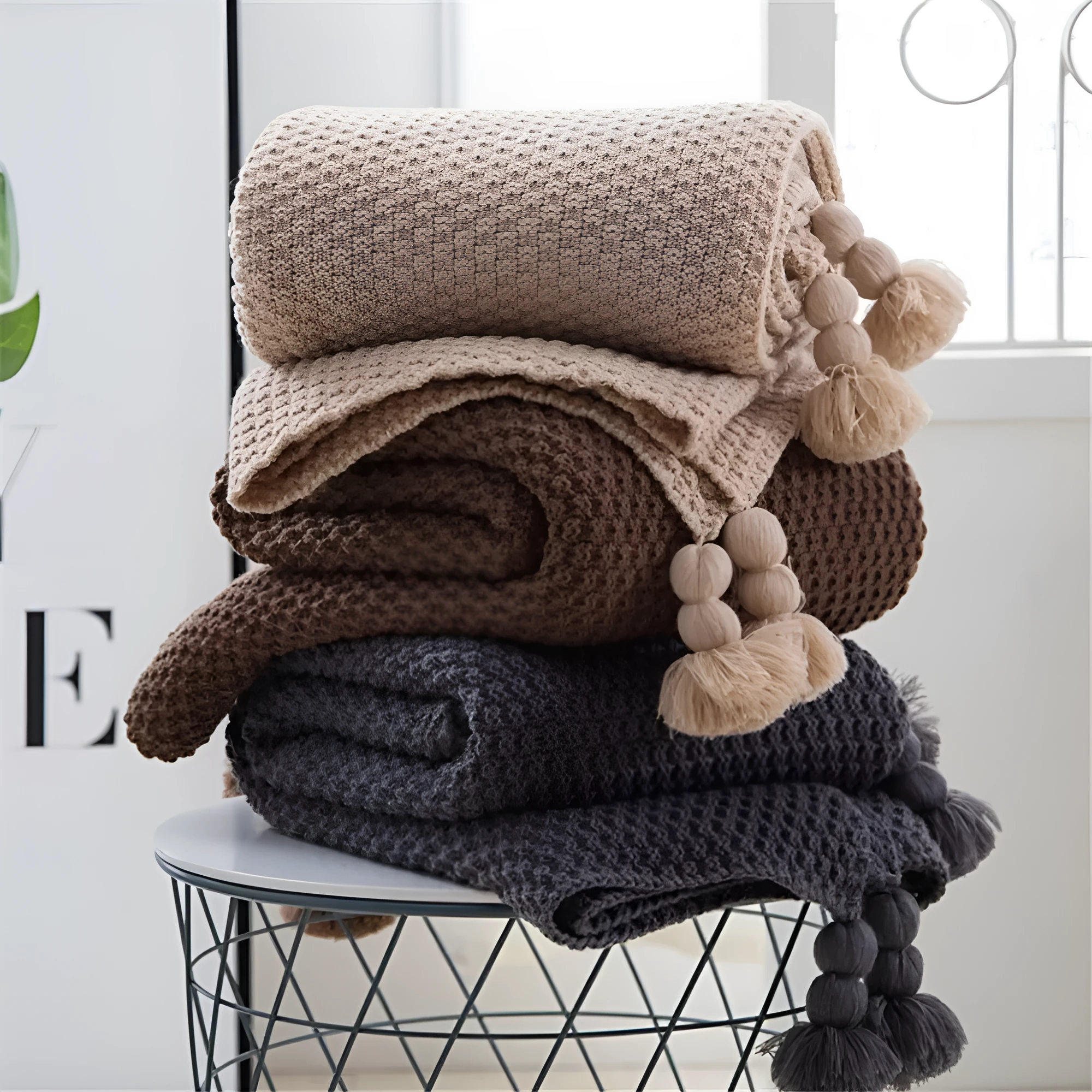 Nordic fringed knit ball blanket in acrylic fabric measuring 130×170cm