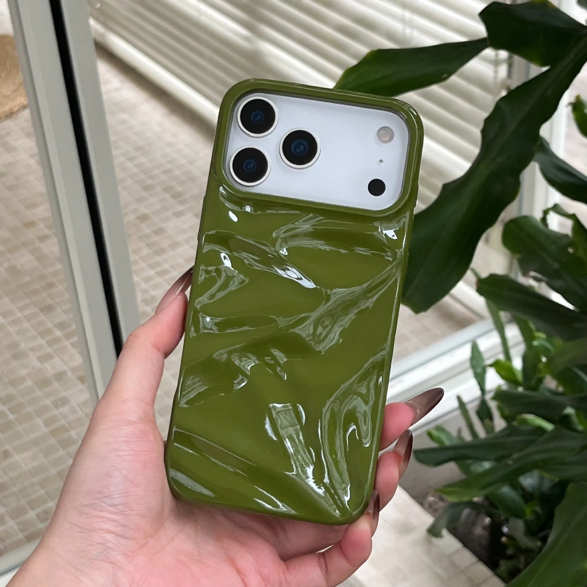 Three-dimensional pleated pattern TPU phone case in green for iPhone, anti-fall and anti-fingerprint
