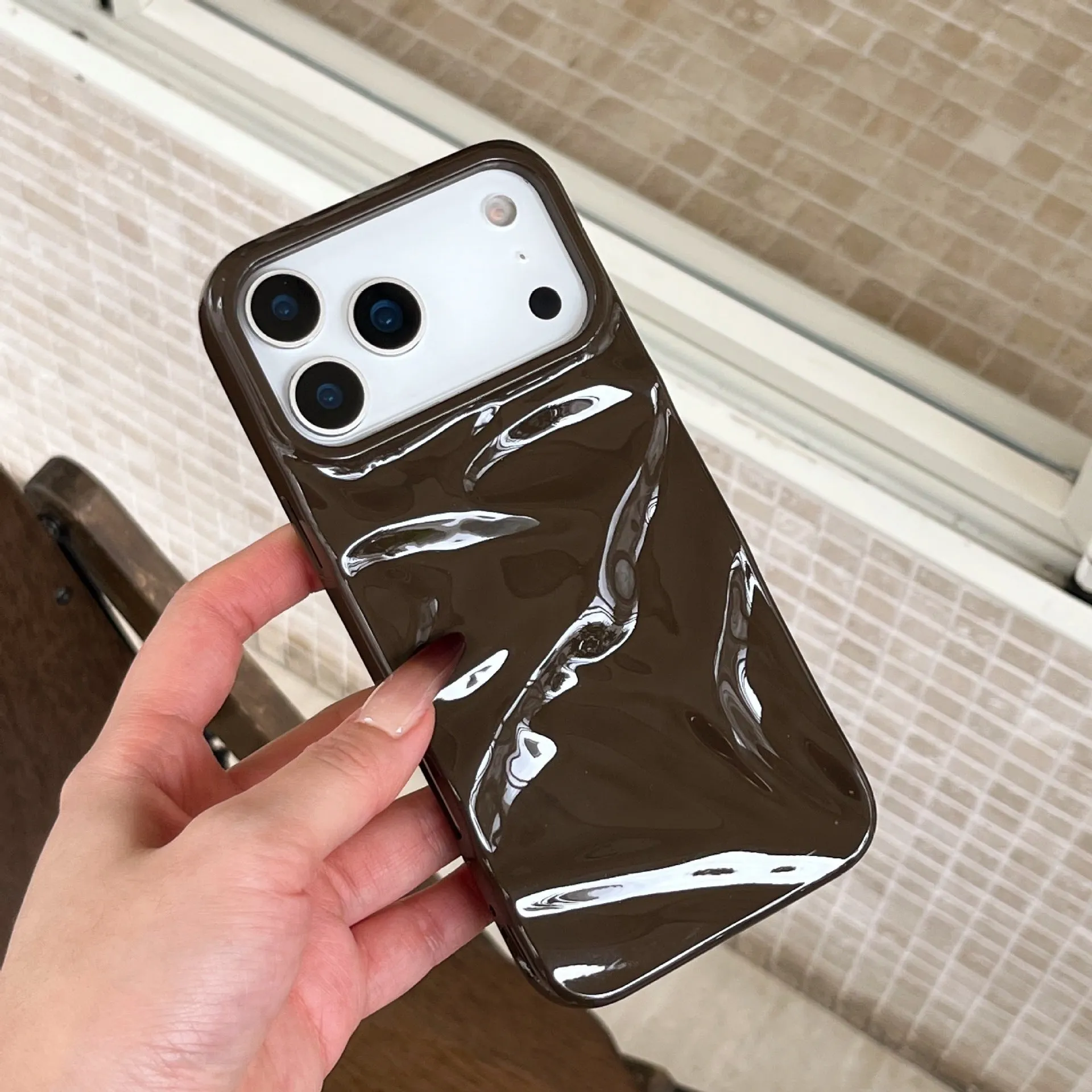 Three-dimensional pleated pattern TPU phone case in green for iPhone, anti-fall and anti-fingerprint