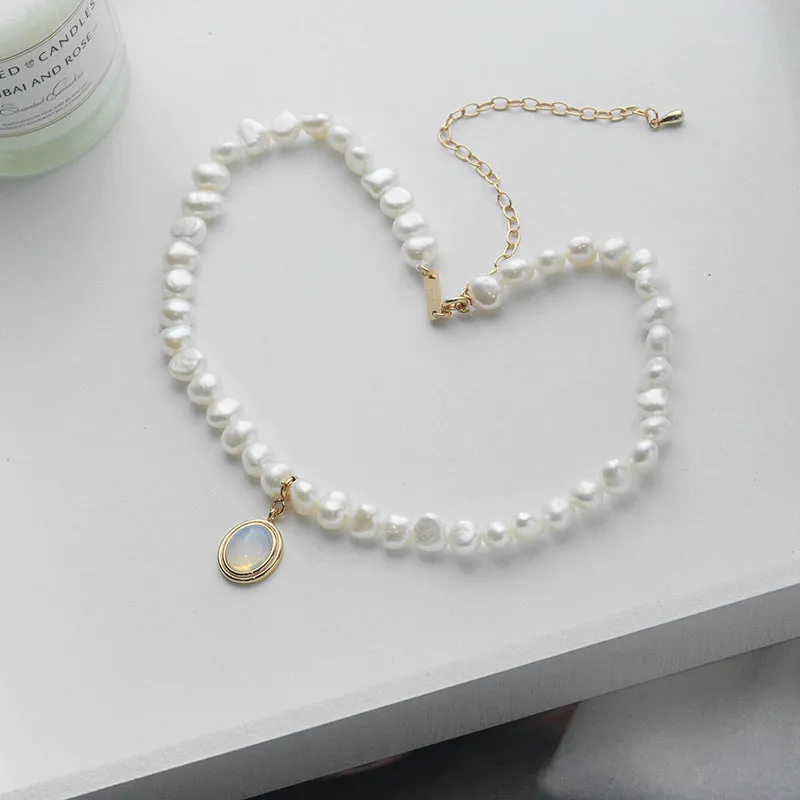 Silver geometric pearl necklace with round medal design and adjustable 21-50cm length