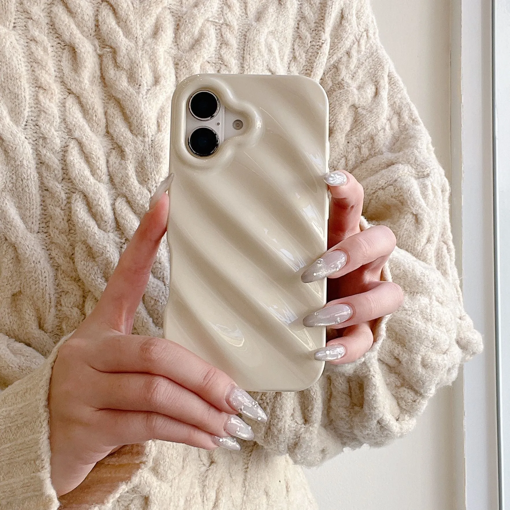 Solid colour three-dimensional water ripple TPU phone case for iPhone, anti-fall and anti-fingerprint, available in electroplated silver