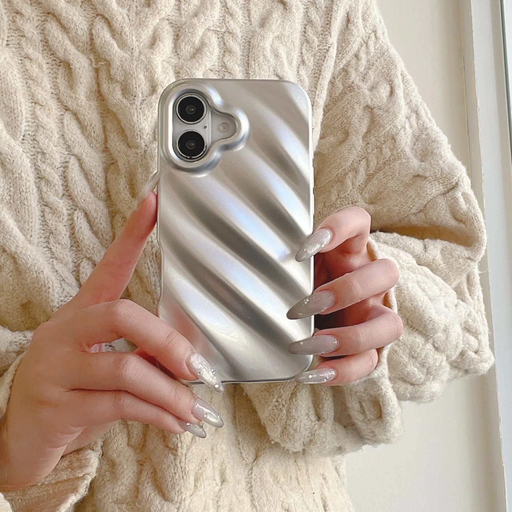 Solid colour three-dimensional water ripple TPU phone case for iPhone, anti-fall and anti-fingerprint, available in electroplated silver