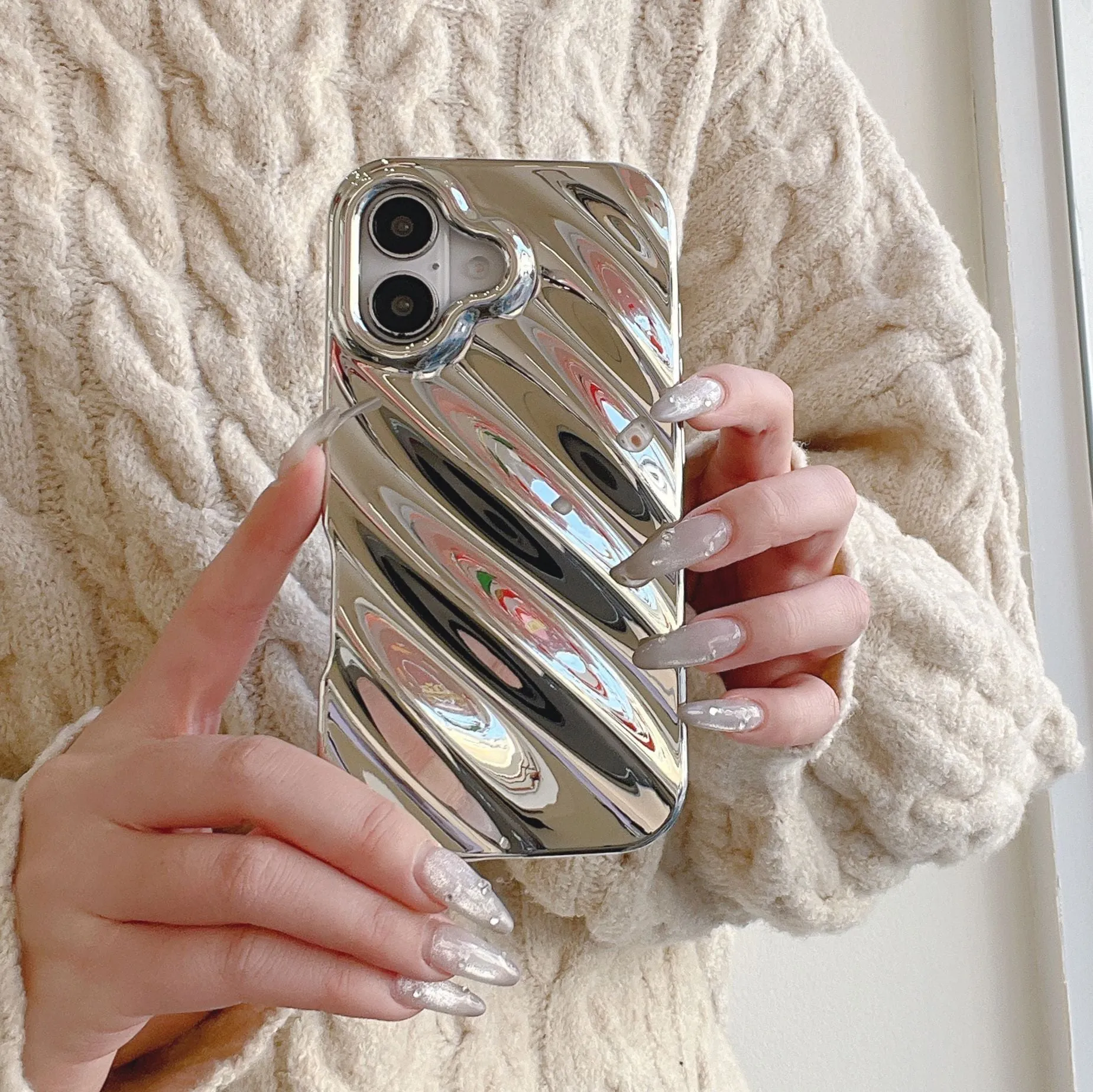 Solid colour three-dimensional water ripple TPU phone case for iPhone, anti-fall and anti-fingerprint, available in electroplated silver