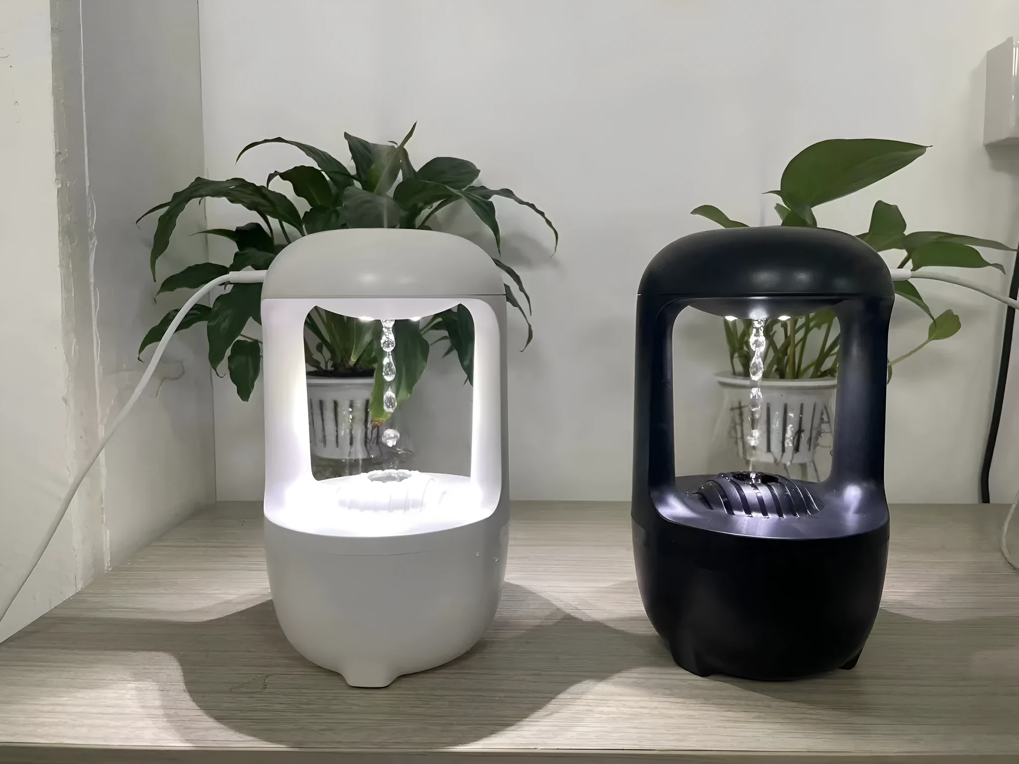 Anti-gravity humidifier with water drop backflow circulation and 500ml capacity for bedroom or office use